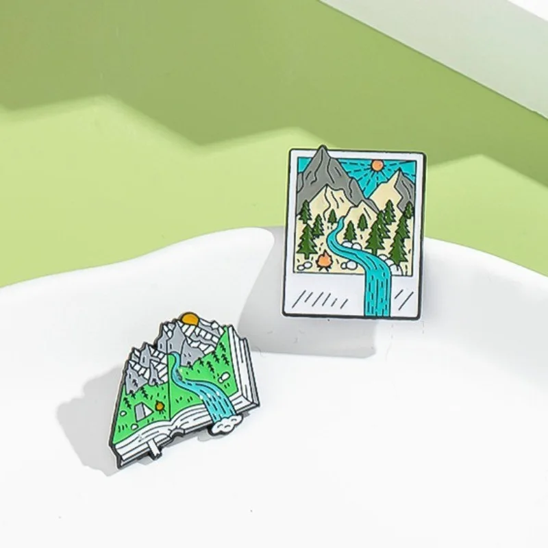 Adventure-Themed Enamel Pins:  - Outdoor Adventure Friends 评论和价格